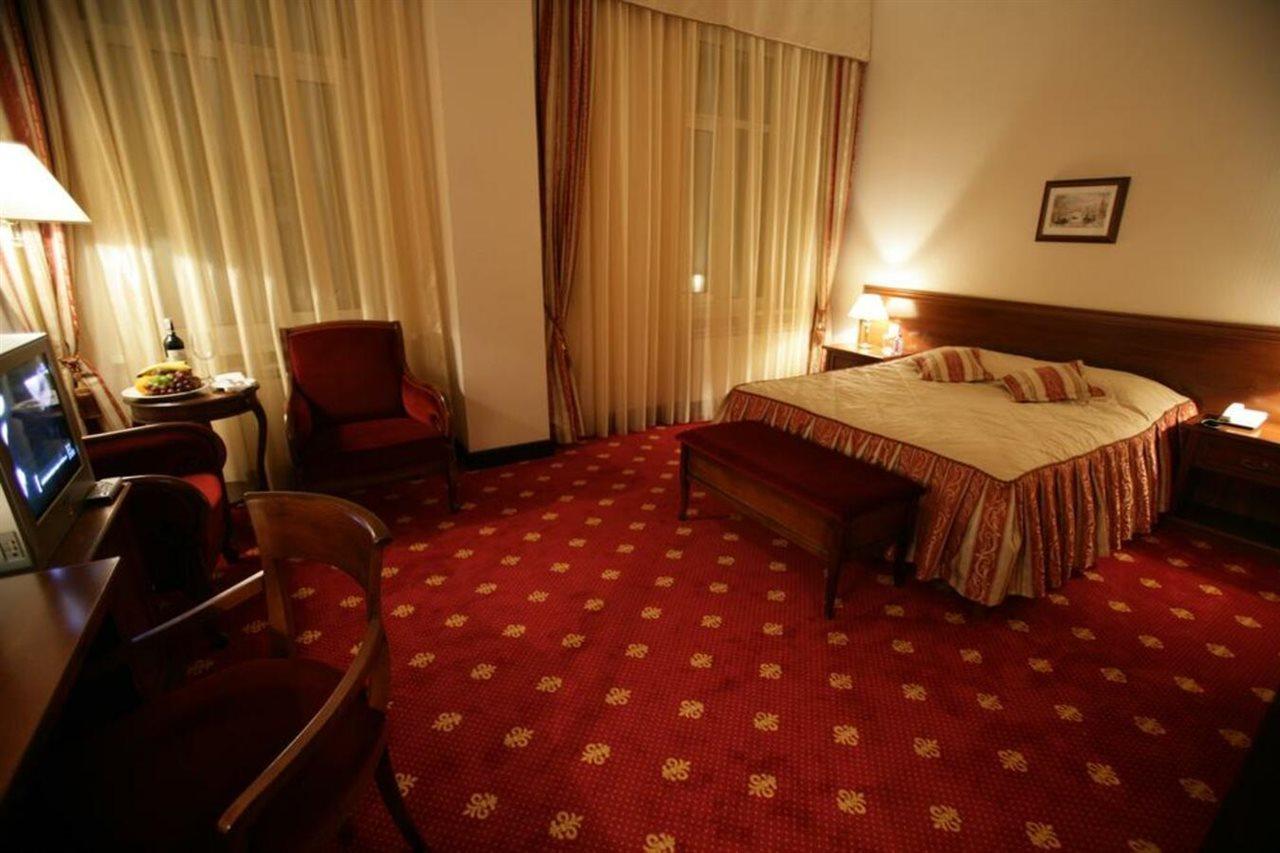 Grand Tien Shan Hotel อัลมาตี ภายนอก รูปภาพ