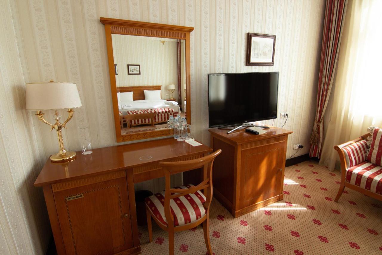 Grand Tien Shan Hotel อัลมาตี ภายนอก รูปภาพ