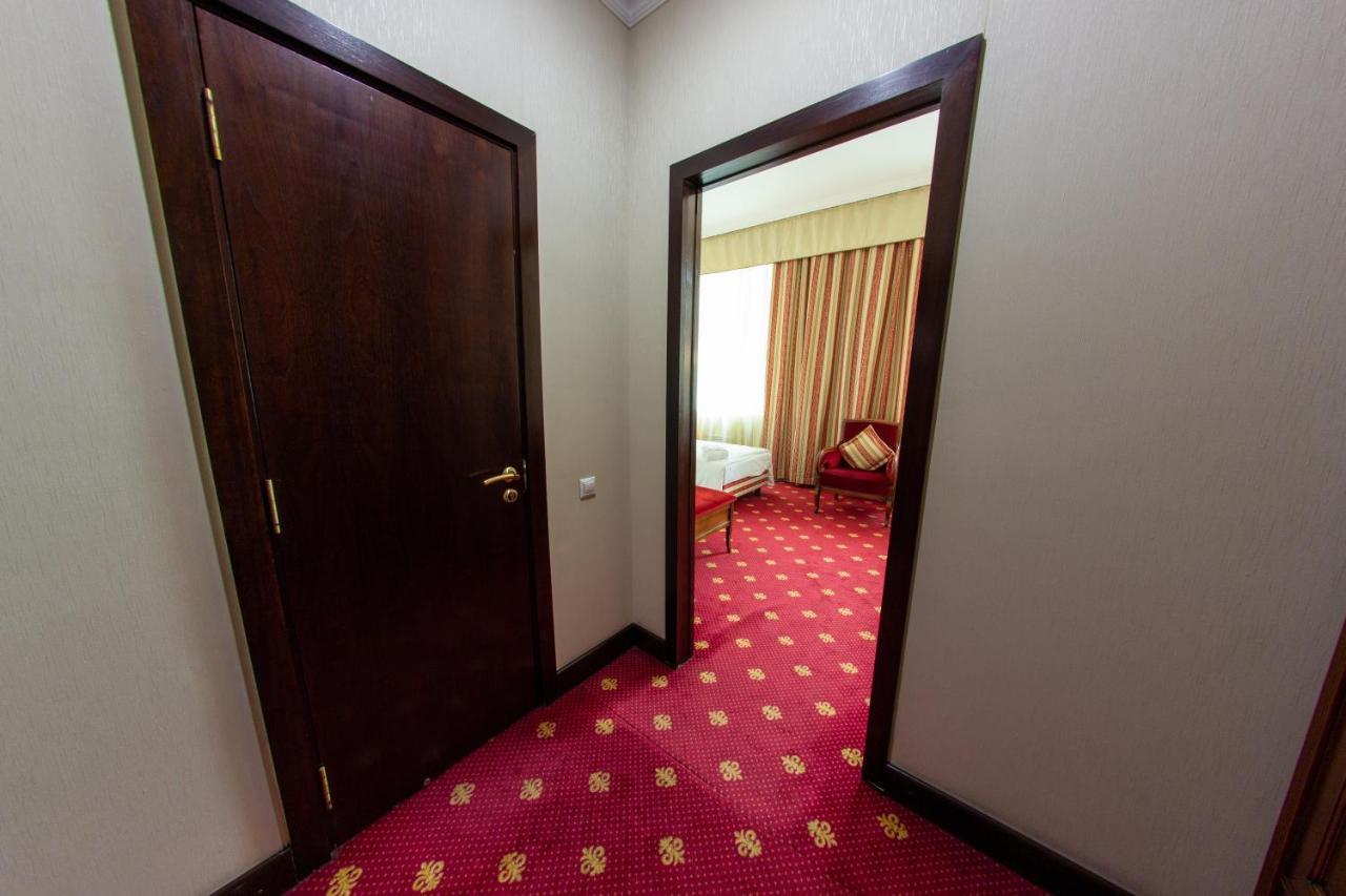 Grand Tien Shan Hotel อัลมาตี ภายนอก รูปภาพ