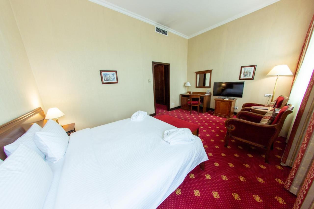 Grand Tien Shan Hotel อัลมาตี ภายนอก รูปภาพ