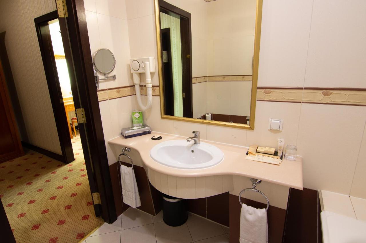 Grand Tien Shan Hotel อัลมาตี ภายนอก รูปภาพ