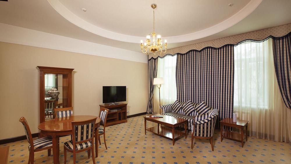 Grand Tien Shan Hotel อัลมาตี ภายนอก รูปภาพ