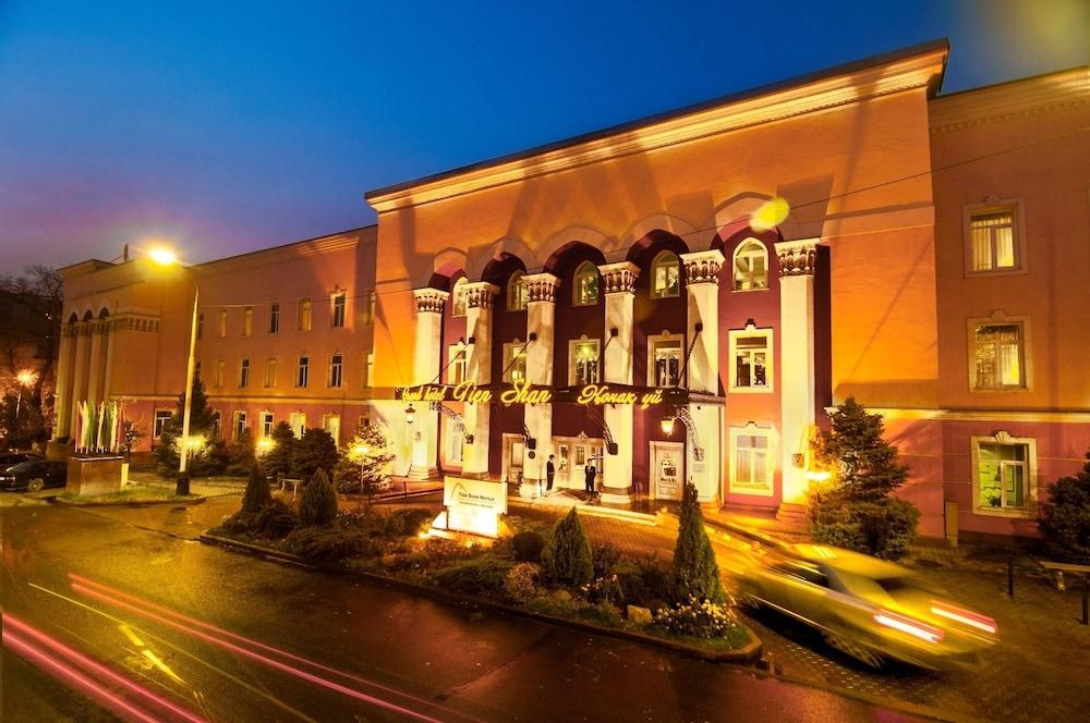 Grand Tien Shan Hotel อัลมาตี ภายนอก รูปภาพ