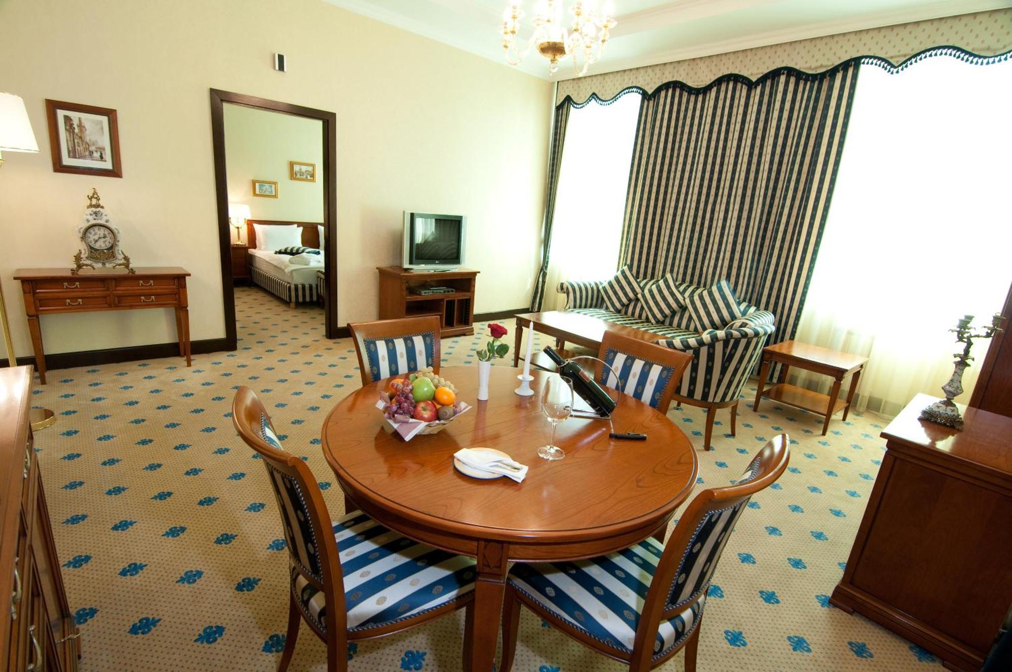 Grand Tien Shan Hotel อัลมาตี ภายนอก รูปภาพ