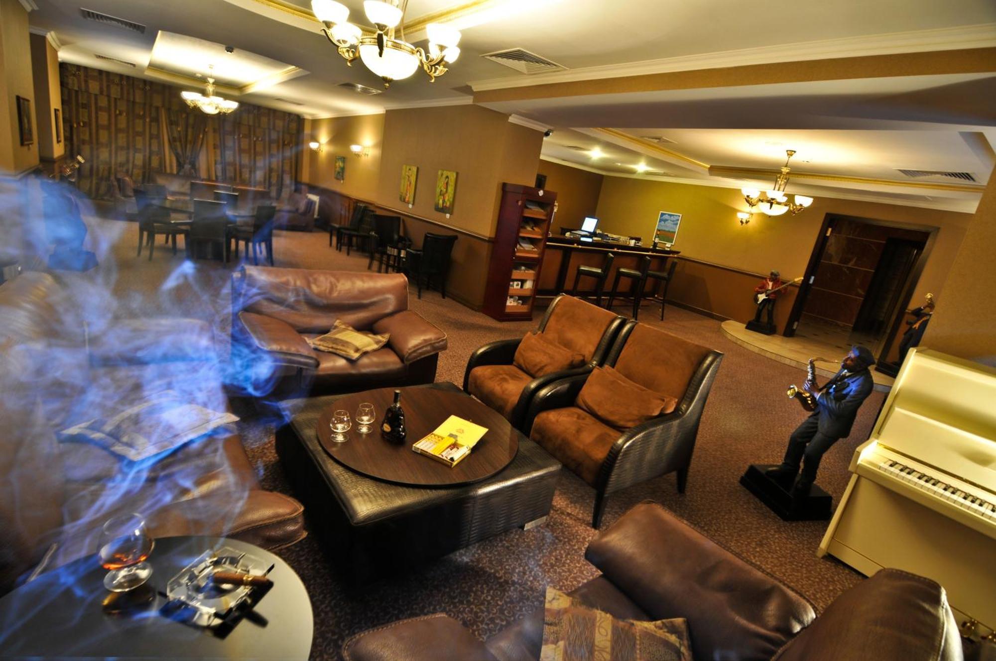 Grand Tien Shan Hotel อัลมาตี ภายนอก รูปภาพ