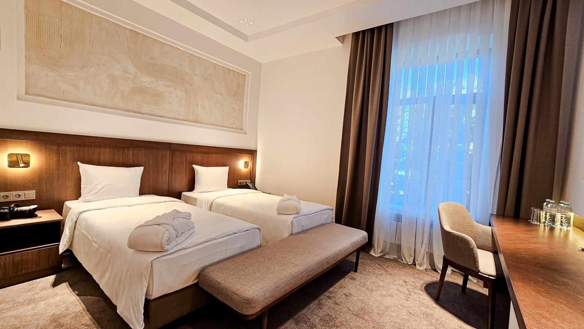 Grand Tien Shan Hotel อัลมาตี ภายนอก รูปภาพ