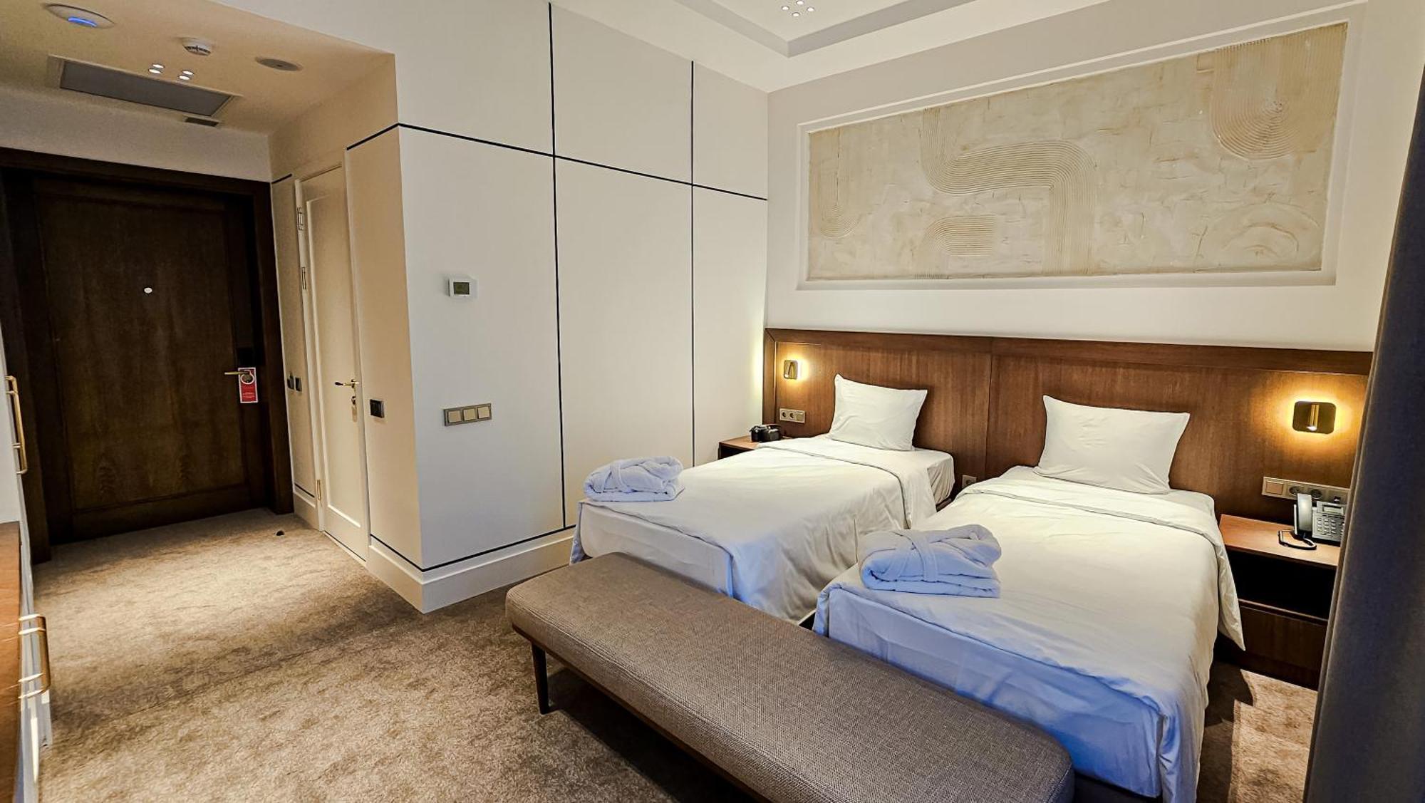 Grand Tien Shan Hotel อัลมาตี ภายนอก รูปภาพ